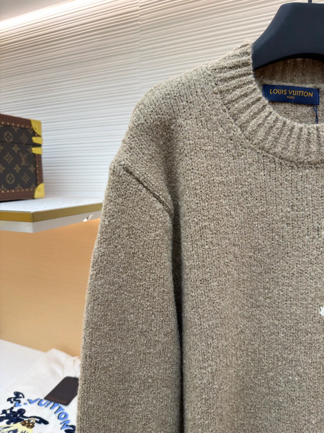 LOUIS VUITTON double-sided intarsia sweater ●Original version: Purchased and developed by 10699 ●Item number: 1680925-A85 ●Fabric: wool blended fabric ●Technology: knitted intarsia production ●Version: fitted version ●Weight: about 655 grams ●Size: S-M-L-XL ●Description: Made of custom-woven and dyed sheep wool 65% cotton %20 Spandex 15%. The special washing process is very soft and skin-friendly. It has 7 knitting workers. The thickness of each stitch of the inlay on the clothing logo is consistent with ZP. The back logo is mirror inlay. This crew-neck sweater is made of a blend of sheep wool and yak hair, and uses thick yarn to create a comfortable texture. The contrasting LV logo is integrated into the knitted fabric, and the mirror-effect logo is cleverly displayed on the rear. The casual and elegant design makes it easy to style your weekend look. The overall wiring is straight and delicate, the fabric is comfortable and soft, and the color is consistent without color difference. It can be matched with the same style to create a fashionable look and control various occasions. Customized accessories, complete with three standards, same style for men and women!